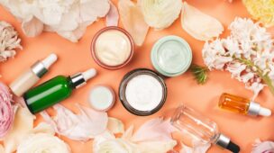 Rotina de skin care dia com produtos de beleza em uma mesa