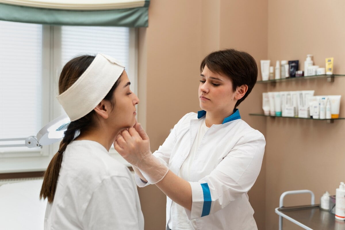 mulher consultando dermatologista