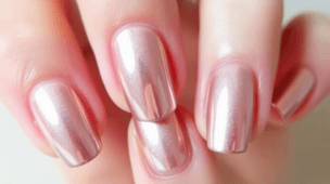 Unhas elegantes curtas com efeito metálico